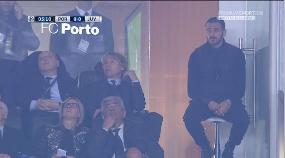 Leonardo Bonucci, 29 anni, isolato e con la faccia triste mentre in tribuna segue la partita dei compagni contro il Porto.